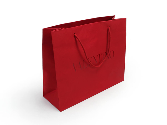 bolsas de papel de la ropa de la impresión en offset de 4C 6C que deslumbran los bolsos de papel rojos del regalo con las manijas