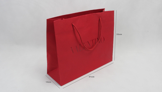 bolsas de papel de la ropa de la impresión en offset de 4C 6C que deslumbran los bolsos de papel rojos del regalo con las manijas