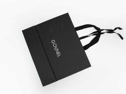 Bolsos de compras de papel de ropa teñidos negro de grabación en relieve completo con las manijas