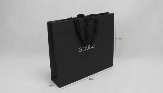 Bolsos de compras de papel de ropa teñidos negro de grabación en relieve completo con las manijas