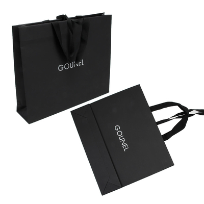 Bolsos de compras de papel de ropa teñidos negro de grabación en relieve completo con las manijas
