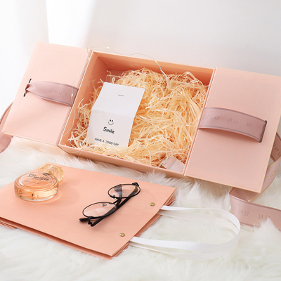 caja de regalo de Cosmetc del rosa de la caja de cartón rígida a todo color de 4C 6C con la cinta