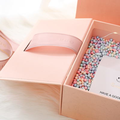 caja de regalo de Cosmetc del rosa de la caja de cartón rígida a todo color de 4C 6C con la cinta